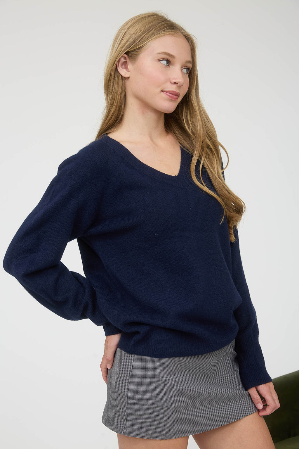 WEST BROADWAY V-NECK SWEATER